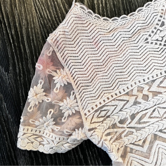 Elegant Cream Lace Top - Picture 5 of 6